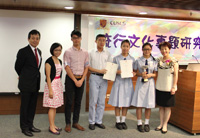 學院院長陳寶安博士(右一)頒獎予冠軍隊伍—中華基督教會協和書院